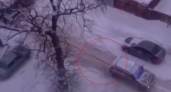 Тяни-толкай на Введенской: Нива вытащила из снега грузовик