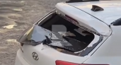 В центре Рязани два автомобиля получили повреждения из-за упавшего с крыши льда