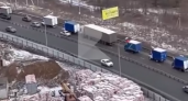 Жители Рязани засняли колонну грузовиков с российскими флагами