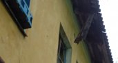 В Рязани заметили торчащее из крыши аварийного дома полено
