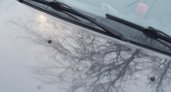 В Рязани на проезде Гоголя у дома 3а на автомобили падают кирпичи