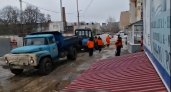 Трактор дирекции благоустройства забуксовал из-за льда на Народном бульваре 