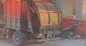 Водитель мусоровоза под Рязанью высыпал отходы из бака на площадку