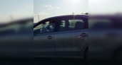 На Солотчинском шоссе женщина с ребёнком на коленях за рулём авто мчалась по дороге