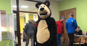 В Рязани на избирательном участке проголосовал человек в костюме медведя