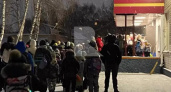 Жители Рязани засняли огромную очередь детей у школы №47 в мороз