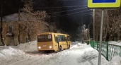 В Рязани на улице Предзаводской застрял школьный автобус