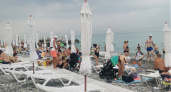 "Отпуск испорчен, купаться не пускают": россияне, приехавшие отдохнуть на Черное море, вынуждены сидеть на берегу 