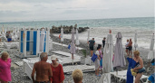 В воду не пускают, отпуск испорчен: на пляжах Анапы ввели полный запрет на купание в Черном море