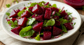 Салат со свеклой "Джулия": такой вкусный, что гости рычат от удовольствия — обставит любой "Винегрет" и "Шубу" 