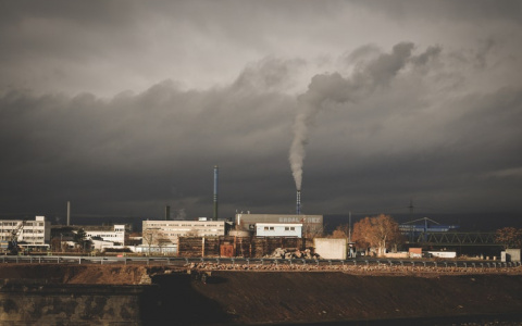 Жители улицы Шереметьевская задыхаются от выбросов с завода