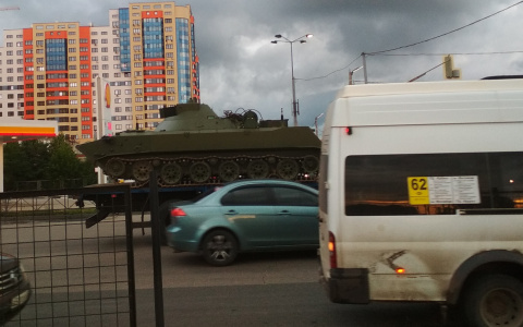 Обычный день в столице ВДВ - на центральной улице Рязани сфотографировали боевую машину десанта
