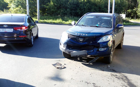 В Рязани внедорожник протаранил два припаркованных автомобиля