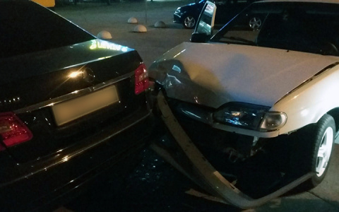 На парковке у ТЦ "Лента" пьяный водитель "четырнадцатой" сбил детскую коляску и врезался в Мерседес