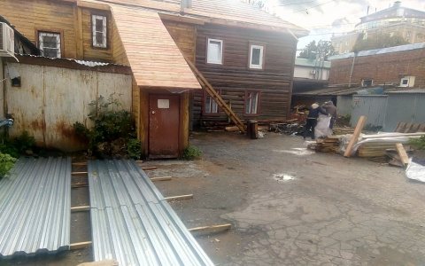 "ЖЭУ ничего не может поделать с потопом в наших квартирах" - жильцы о доме на улице Маяковского