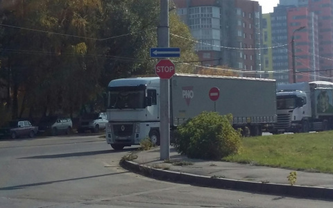 Водители Рязани пожаловались на фуры, которые паркуются после знака "STOP" и загораживают обзор