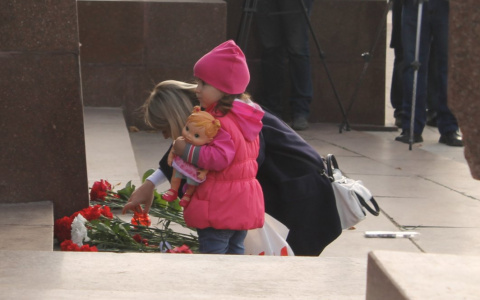 На площадь Ленина приходят люди и возлагают цветы в память о погибших в Керчи