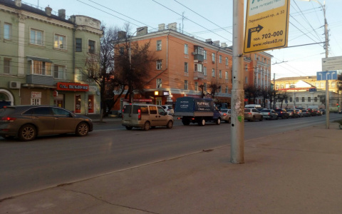 "Вынуть пробку": проблема поворота с улицы Дзержинского на Первомайский проспект требует немедленного решения