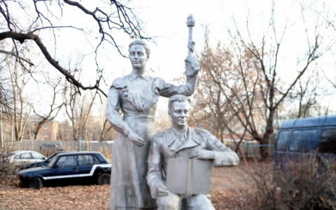 Эхо СССР: какие статуи можно найти в старых рязанских двориках Рощи