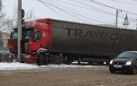 На Московском шоссе водитель фуры не справился с управлением и врезался в столб: подробности ДТП