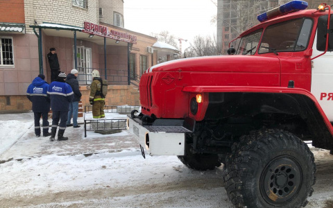 На улице Кудрявцева загорелся небольшой алкогольный магазинчик
