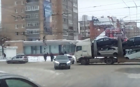 На улице Грибоедова автовоз перекрыл движение