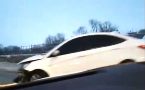 На Северной окружной Hyundai Solaris врезался в отбойник