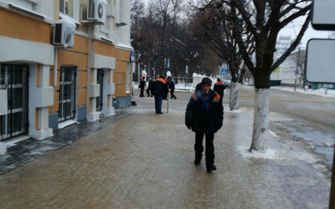 Спасение городской администрации из ледяного плена: почти десять дворников долбят лед