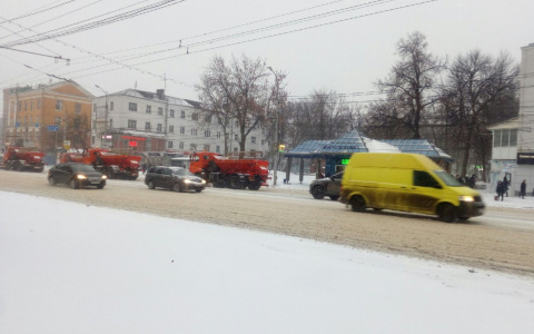 На улицы города вышла снегоуборочная техника
