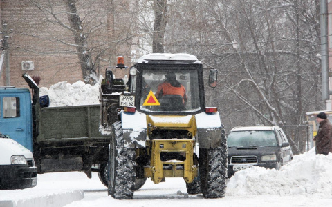На улице Новоселов снегоуборочный трактор сбил человека