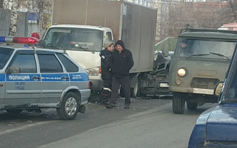 Водитель BMW X5 врезался в грузовичок. Вероятно, водитель иномарки пьян