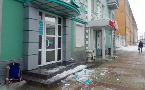 Очередная жертва упавшего снега: на Первомайском проспекте сбило вывеску