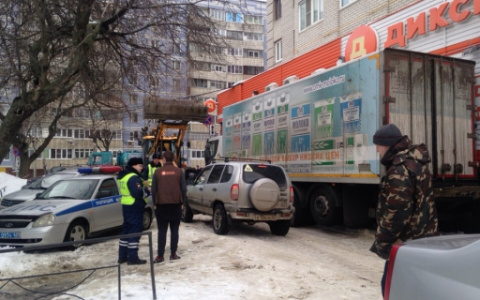 На улице Горького водитель угодил под собственный грузовик