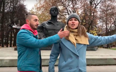 Героиня клипа "Экспонат" меняет скрепку на квартиру - в Рязани выменяла мотороллер