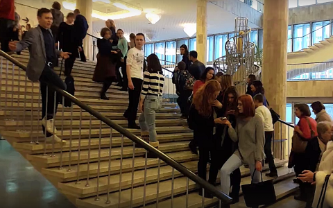 Студенты РГУ провели модный флэш-моб в Москве на выставке Айвазовского