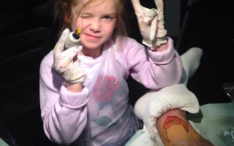 6-летняя девочка из Рязани набила папе татуировку