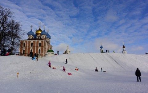 Сотрудники Рязанского Кремля обеспокоены – зимние катания на валу разрушают историческую достопримечательность