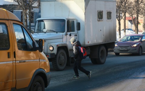 "Беги или умри" – водителей предупреждают об опасном увлечении подростков
