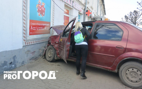 На площади Ленина произошла серьёзная авария - водитель такси врезался в жилой дом
