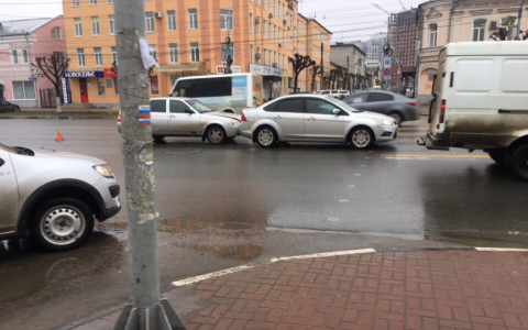 На Первомайском проспекте машины столкнулись перед пешеходным переходом