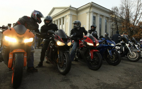 Сотрудники дорожной полиции предупреждают мотоциклистов о соблюдении правил дорожного движения