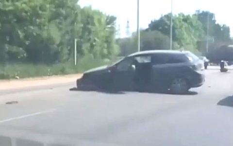 В Приокском столкнулись иномарка и грузовая машина