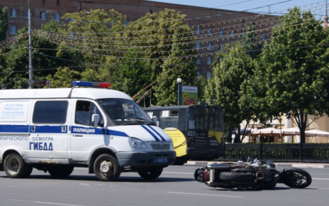 На площади Ленина столкнулись мотоцикл и фургон
