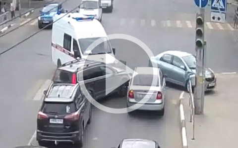 В интернете появилось видео столкновения скорой и иномарки на улице Есенина