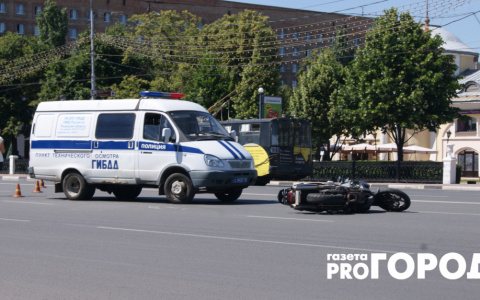 Появилось видео столкновения мотоцикла и фургона на площади Ленина