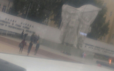 В Рязани подростки прыгали на скейтах через венки на мемориале Победы