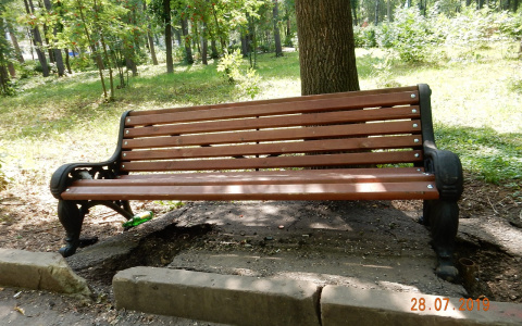В парке Гагарина установили новые скамейки "для любителей полежать"