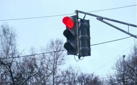 Соцсети: "На проезде Яблочкова светофор работает несинхронно, из-за этого происходят частые аварии"
