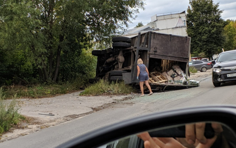 Трагедия дня: в Рязани перевернулся грузовик с пивом
