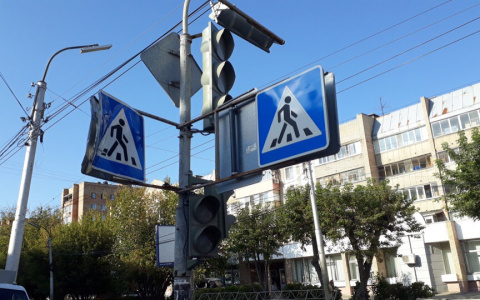 На пересечении улиц Грибоедова и Либкнехта уже месяц не работает светофор